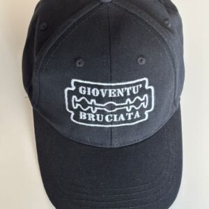 Berretto Gioventù Bruciata nero con visiera, vista frontale del logo ricamato